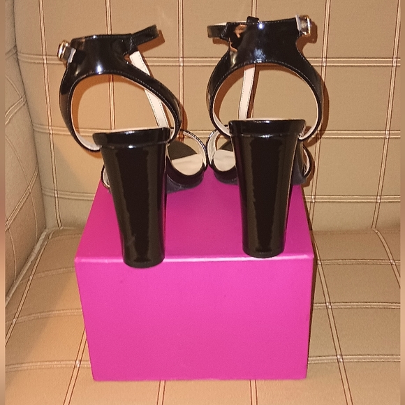 C&M Designer Patent Leather Sandals ( 9.5) - Picture 3 of 4